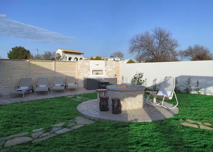 Villa Estia With Private Jacuzzi, Next To The Beach Feriehus *