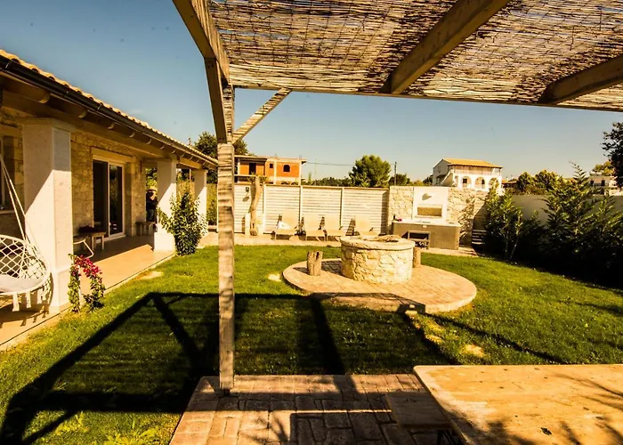 Villa Estia With Private Jacuzzi, Next To The Beach Feriehus