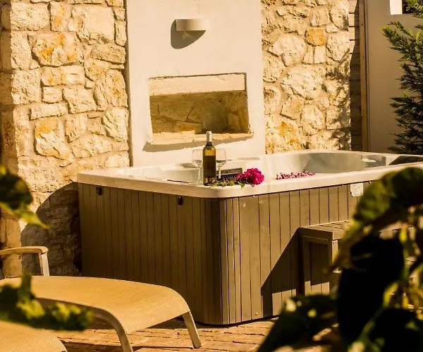Villa Estia With Private Jacuzzi, Next To The Beach Feriehus